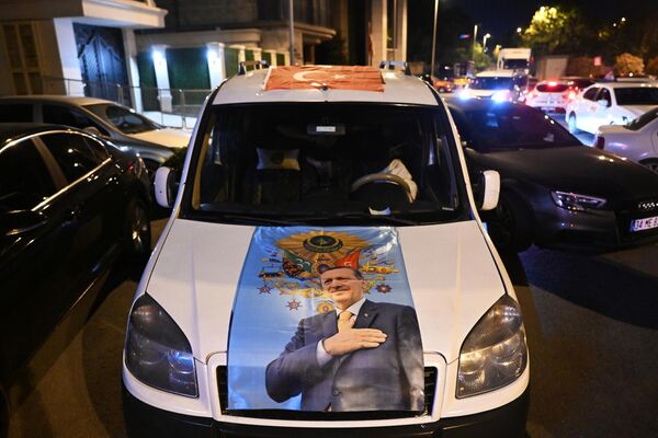 Автомобиль с флагом с изображением действующего президента на митинге в Стамбуле. - Sputnik Таджикистан