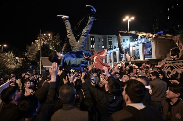 Митинги сторонников Эрдогана постепенно переросли в массовые гулянья. - Sputnik Таджикистан