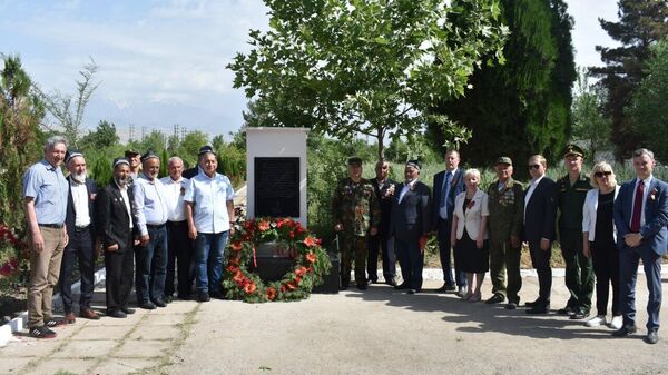 Военнослужащие РФ совместно с учениками средней школы в г. Турсунзаде открыли мемориал памяти в Таджикистане - Sputnik Таджикистан