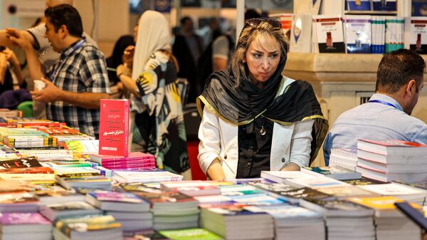 Посетители 34-ой Международной книжной выставки в Тегеране - Sputnik Тоҷикистон