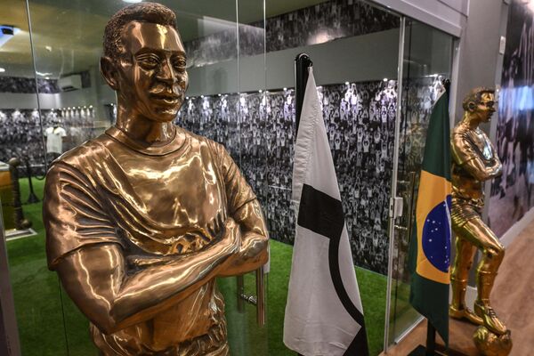 Зеркальный зал украшен флагами Бразилии и футбольного клуба &quot;Сантос&quot;, в составе которого Пеле дебютировал в 1956 году. - Sputnik Таджикистан