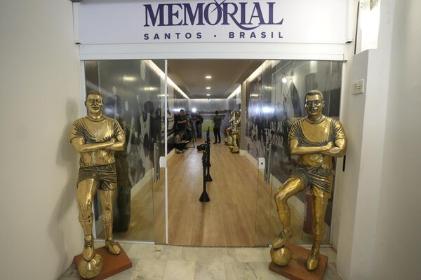 У входа установлены две статуи золотого цвета, изображающие знаменитость со скрещенными на груди руками и мячом под правой ногой. - Sputnik Таджикистан
