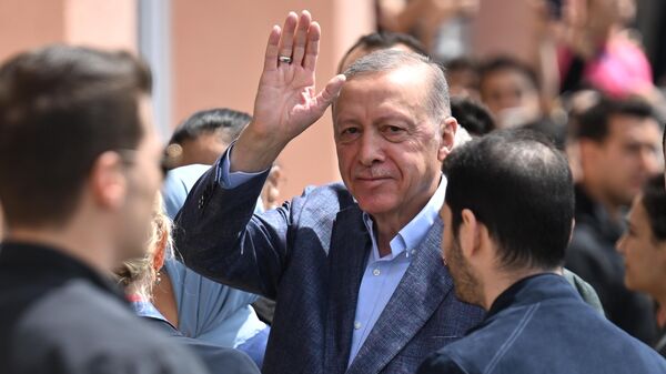 Президент Турции Реджеп Тайип Эрдоган у избирательного участка - Sputnik Таджикистан