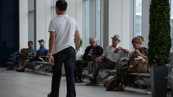 Пассажиры в терминале аэропорта - Sputnik Таджикистан