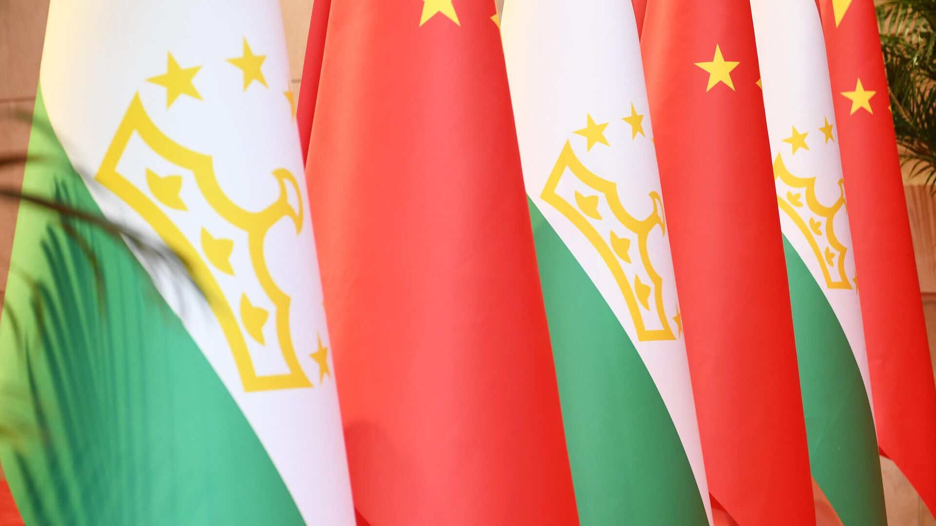 Флаги Таджикистана и Китая  - Sputnik Таджикистан, 1920, 18.05.2023