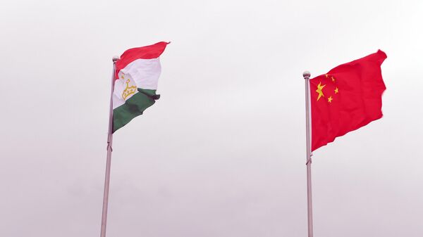 Флаги Таджикистана и Китая  - Sputnik Таджикистан