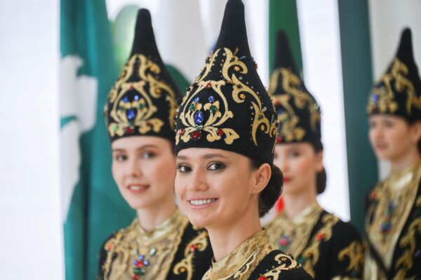 На мероприятии не обошлось без девушек в национальных костюмах. - Sputnik Таджикистан