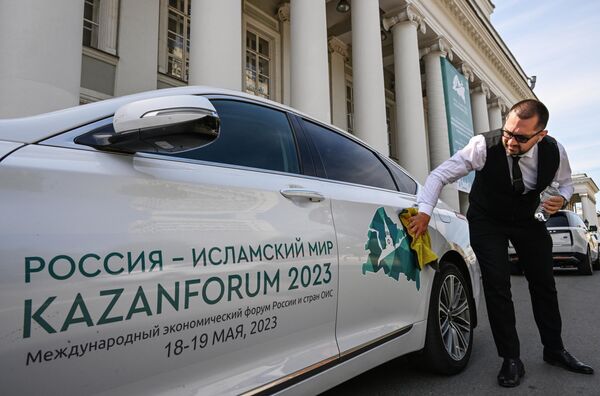 Автомобиль с символикой Международного экономического форума. - Sputnik Таджикистан