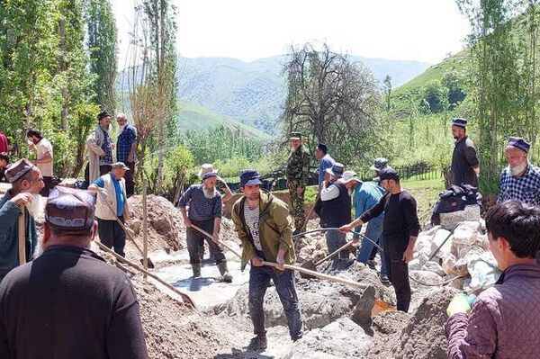 Жители села Дахагиён расчищают русло реки. - Sputnik Таджикистан