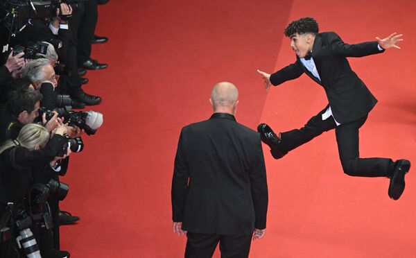 Британский актер Итанн Исидор совершил фееричный прыжок, который не ускользнул от фотографов.  - Sputnik Таджикистан