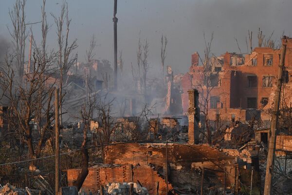 После полного ухода ВСУ в в Артемовске остались сотни разрушенных зданий. - Sputnik Таджикистан
