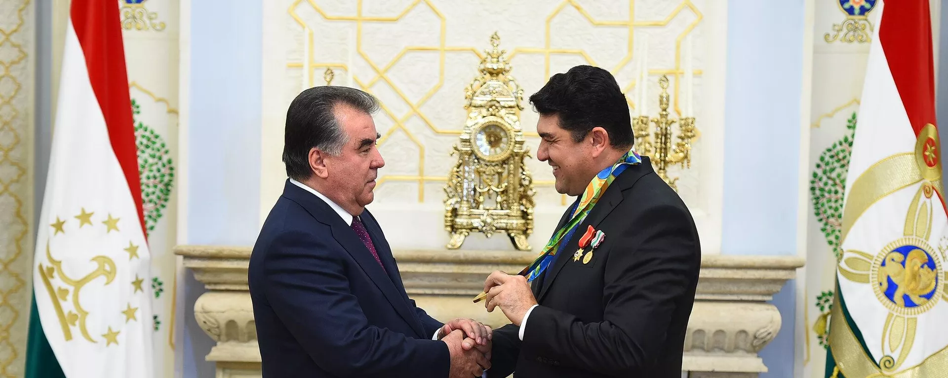 Раисҷумҳури Тоҷикистон, Эмомалӣ Раҳмон ва қаҳрамони олимпӣ, Дилшод Назаров - Sputnik Тоҷикистон, 1920, 22.05.2023