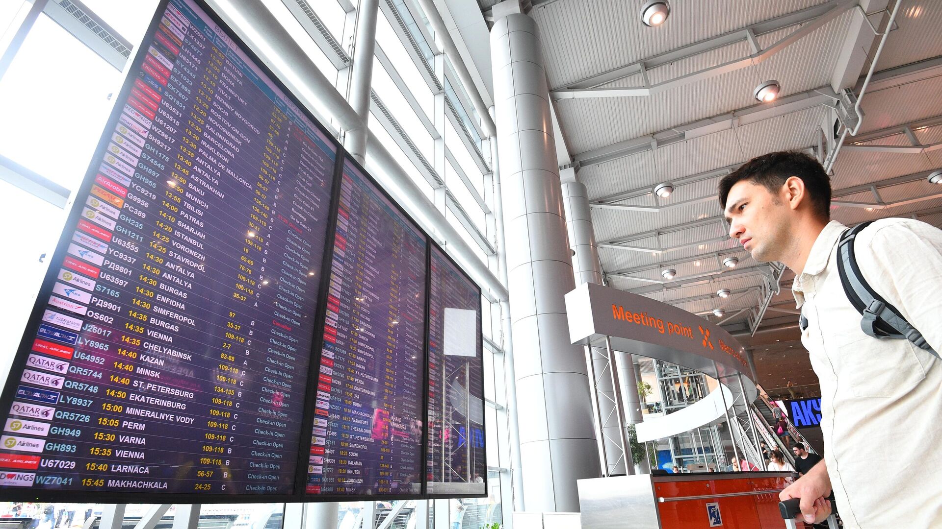 Пассажир изучает информационное табло с расписанием авиарейсов в аэропорту Домодедово.  - Sputnik Таджикистан, 1920, 27.09.2023