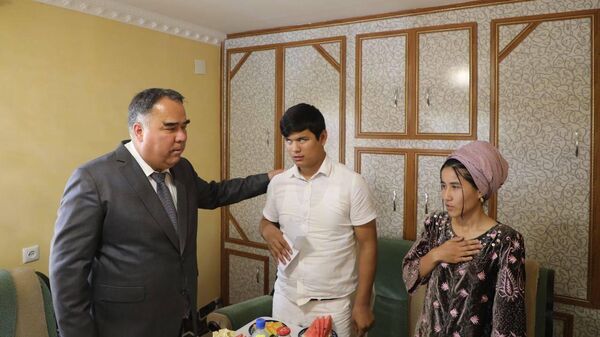 Раджаббой Ахмадзода посещает молодых инвалидов - Sputnik Таджикистан