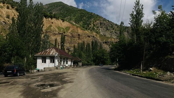 Пожалуй, это самая благоустроенная автомобильная дорога в республике, однако до сих пор поездка по ней может обернуться настоящим приключением. - Sputnik Таджикистан