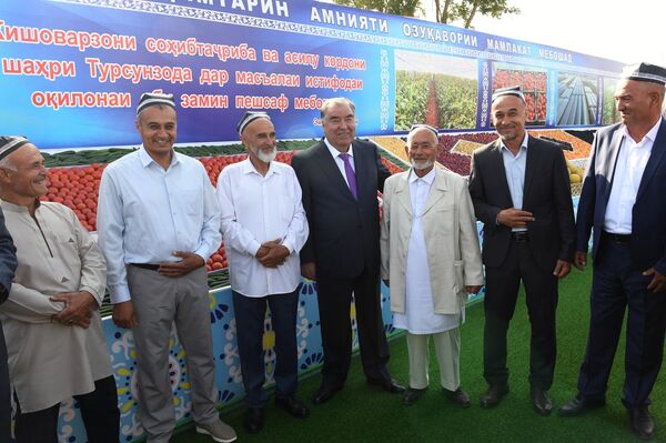 Эмомали Рахмон вместе с фермерами. - Sputnik Таджикистан