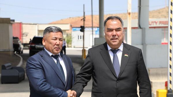 Главы Согдийской и Баткенской областей Раджаббой Ахмадзода и Абдикарим Алимбаев - Sputnik Таджикистан