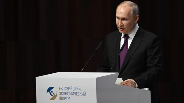 Президент РФ Владимир Путин на пленарном заседании Евразийского экономического форума - Sputnik Тоҷикистон