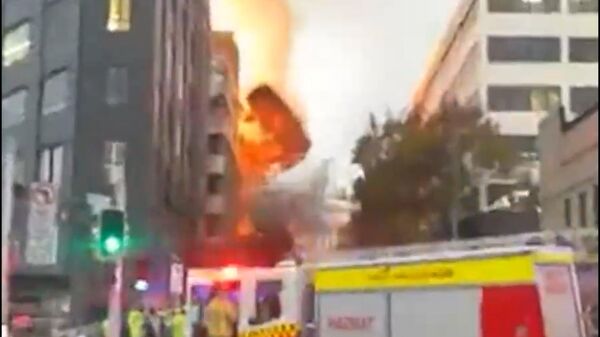 Семиэтажное здание загорелось, а потом начало рушиться в Сиднее - Sputnik Тоҷикистон