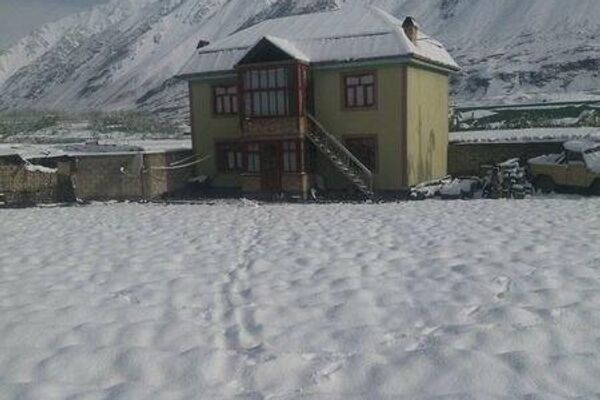Засыпанные снегом дворы людей, проживающих в Горной Матче. - Sputnik Таджикистан