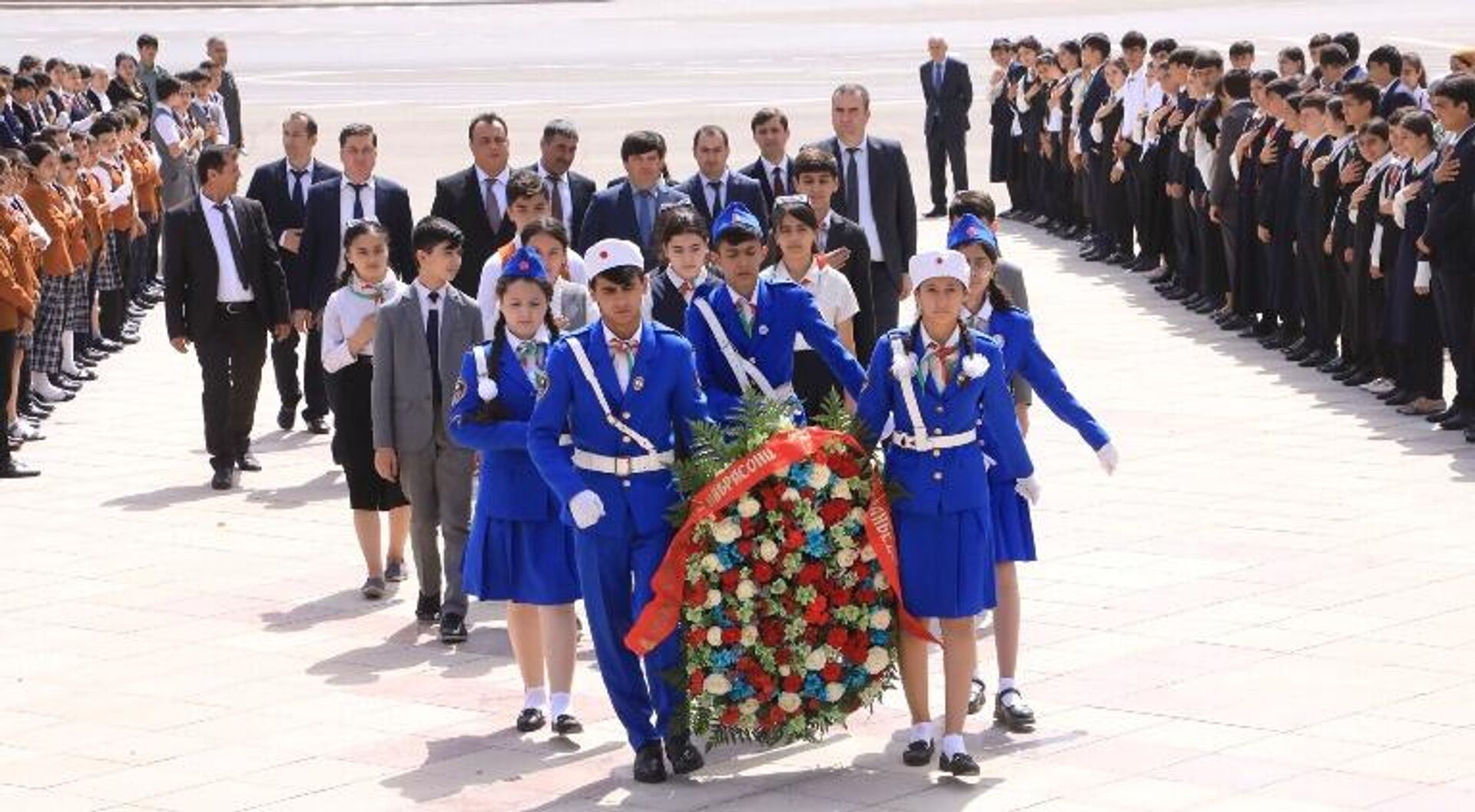 Возложение цветов у подножия памятника первому основателю таджикского государства Шаху Исмоили Сомони - Sputnik Таджикистан, 1920, 26.05.2023