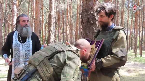 Молебен-благословение военнослужащих ВДВ в зоне СВО: видео - Sputnik Таджикистан
