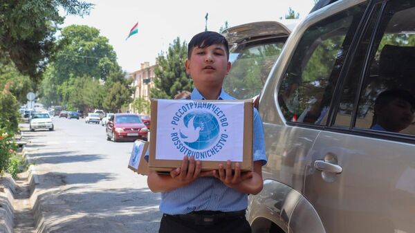 Таджикский школьник с партией учебников от Россотрудничества. - Sputnik Таджикистан