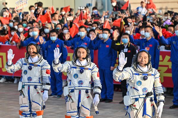 С космодрома Цзюцюань на севере Китая состоялся успешный запуск корабля &quot;Шэньчжоу-16&quot; в космос. Он вышел точно на заданную орбиту и функционирует в штатном режиме. - Sputnik Таджикистан