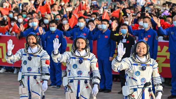 Космонавты перед запуском корабля Шэньчжоу-16 на северо-западе КНР - Sputnik Таджикистан