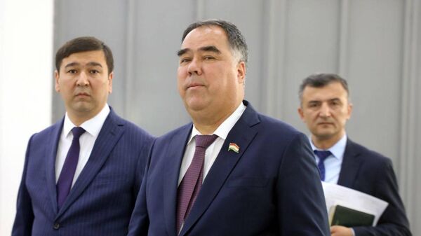 Раджаббой Ахмадзода ознакомился с ходом строительства новых заводов Худжанда - Sputnik Таджикистан