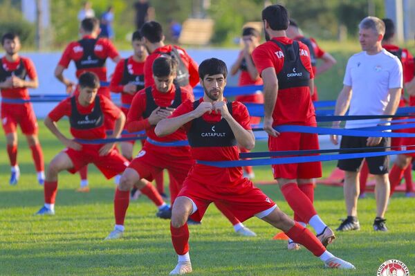 Для национальной команды стало тренировочным одно из полей академии Бунёдкора. - Sputnik Таджикистан