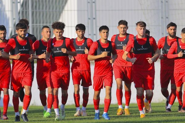 Сборная Таджикистана тренируется на футбольном поле в Ташкенте. - Sputnik Таджикистан
