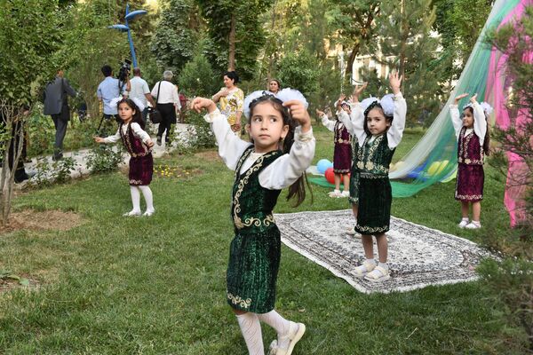Отмечается, что концерты и развлекательные программы проходили не только в Душанбе, но и по всему Таджикистану. - Sputnik Таджикистан