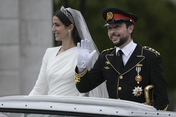 В этот же день вышел королевский указ, согласно которому невесте присвоен титул Ее Королевского Высочества принцессы Раджва аль-Хусейн. - Sputnik Таджикистан