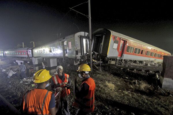 Спасатели работают на месте крушения пассажирских поездов. - Sputnik Таджикистан