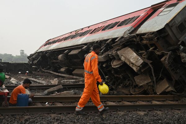 Всего в результате крушения с рельсов сошло 17 вагонов, они серьезно повреждены. - Sputnik Таджикистан