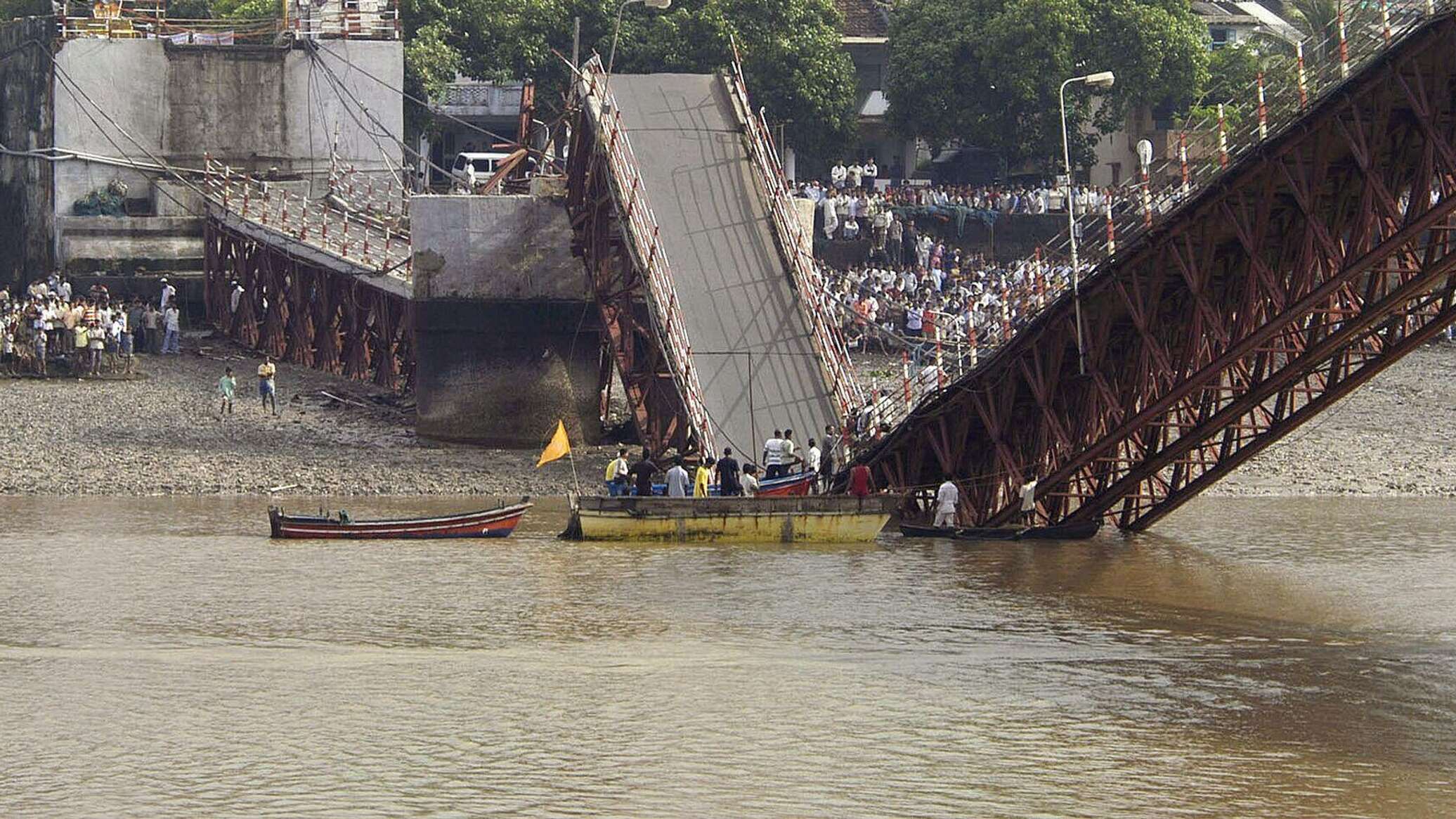Разбиваю мосты. В Индии обрушился четырехполосный мост. Моста через реку Мианус в 1983 году. Тэйский мост катастрофа. Разрушенный мост.