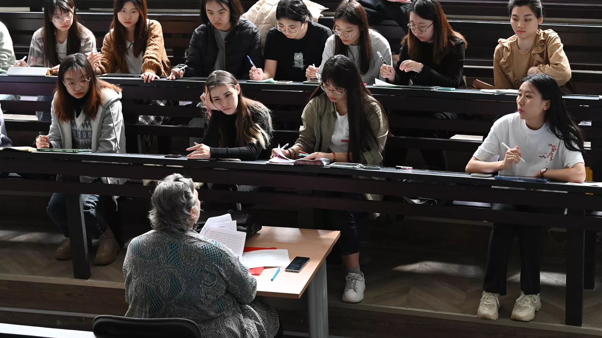Преподаватель проводит занятие по лингвокультурологии с группой иностранных студентов - Sputnik Тоҷикистон, 1920, 14.09.2023