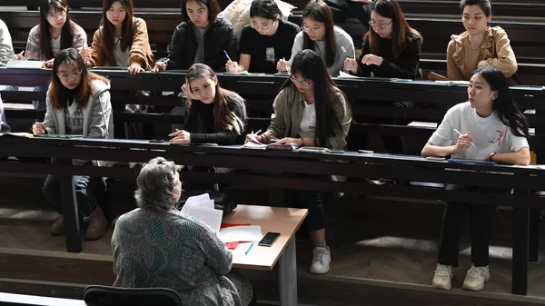 Преподаватель проводит занятие по лингвокультурологии с группой иностранных студентов - Sputnik Тоҷикистон