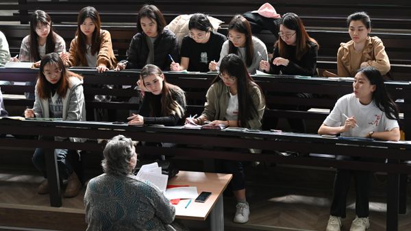 Преподаватель проводит занятие по лингвокультурологии с группой иностранных студентов - Sputnik Тоҷикистон
