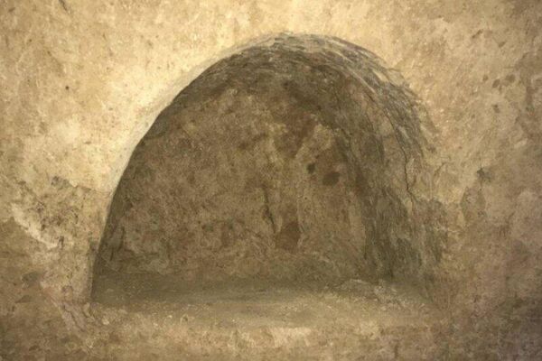 Внутри арочной гробницы располагались ниши с оссуарии. - Sputnik Таджикистан