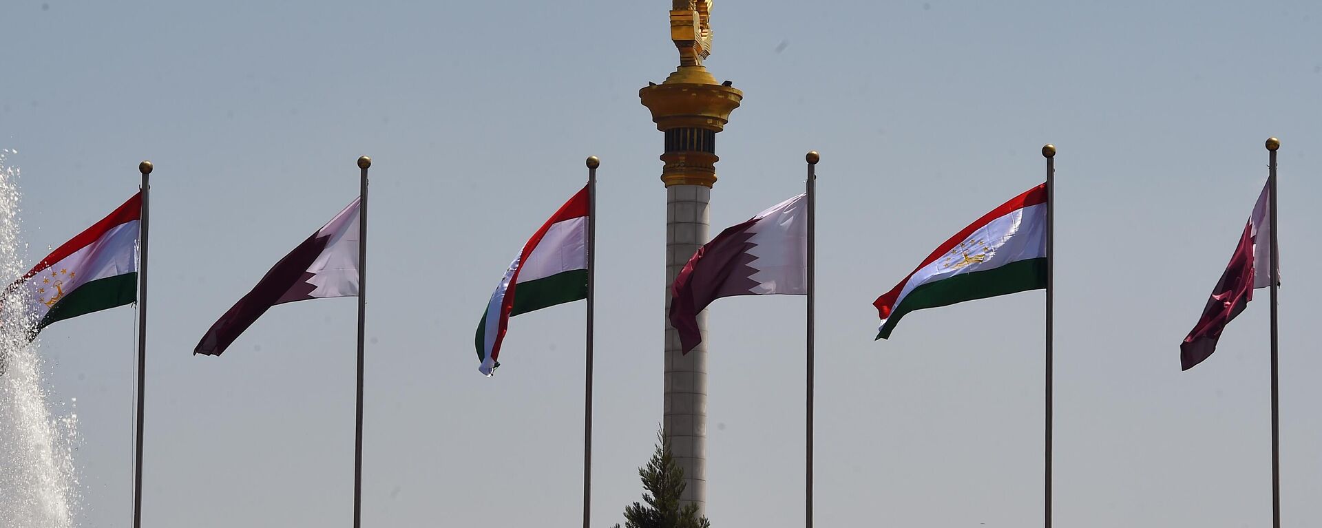 Флаги Таджикистана и Катара в Душанбе - Sputnik Таджикистан, 1920, 08.06.2023
