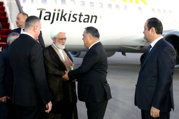 Председатель Согдийской области встречает в международном аэропорту Худжанда генерального прокурора Ирана. - Sputnik Таджикистан