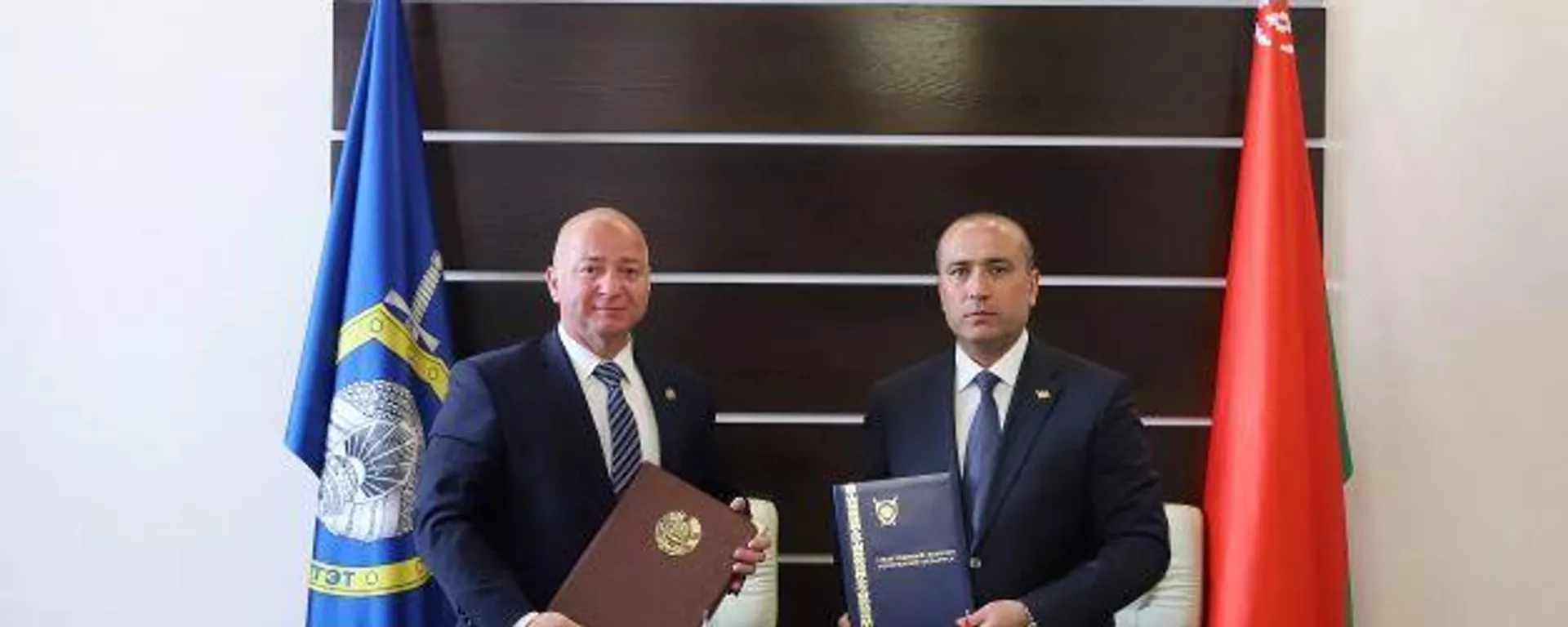 Директори Агентии  назорати давлатии молиявӣ ва мубориза бо коррупсияи Тоҷикистон,  генерал-лейтенанти адлия Султонзода Сулаймон Саид бо раиси Кумитаи  тафтишотии Ҷумҳурии Беларус Гора Дмитрий Юревич - Sputnik Тоҷикистон, 1920, 11.06.2023