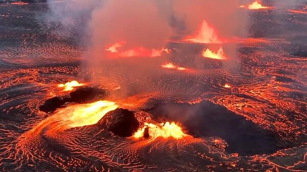 Извержение одного из самых активных вулканов в мире попало на видео - Sputnik Тоҷикистон