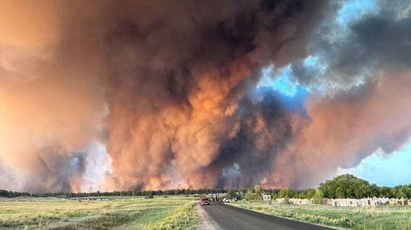 Газовый фонтан на западе Казахстана не могут потушить 6 дней