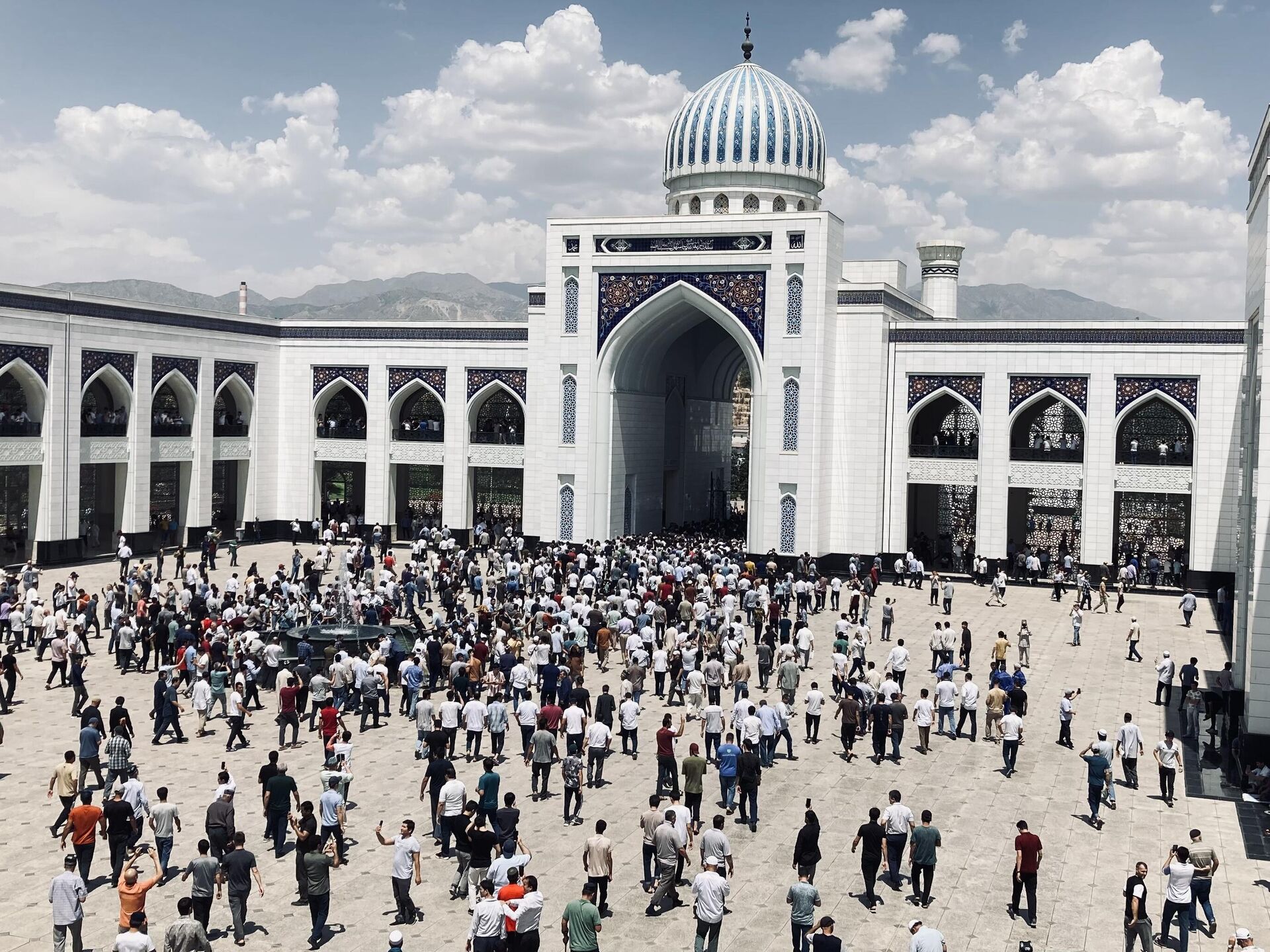 Центральная мечеть в Душанбе: фото первого намаза