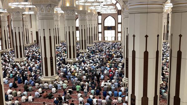 Мусульмане молятся в новой мечети в Душанбе. - Sputnik Таджикистан