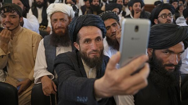 Афганские талибы* со смартфоном - Sputnik Таджикистан