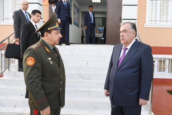 Глава государства с военным на церемонии открытия комиссариата. - Sputnik Таджикистан